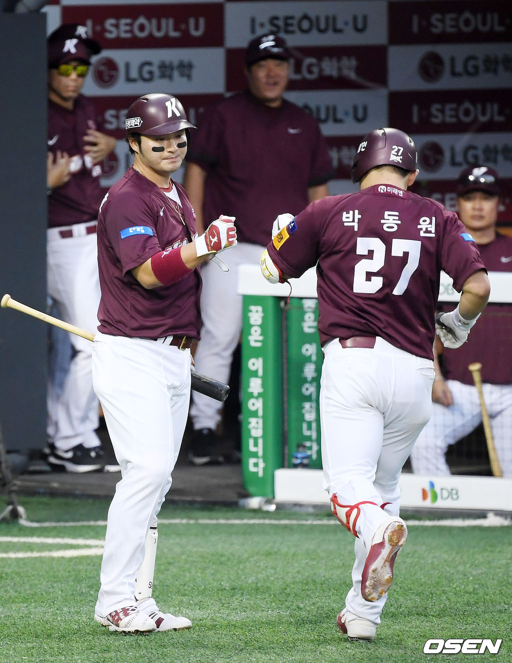 23일 오후 서울 잠실야구장에서 ‘2020 신한은행 SOL KBO리그’ LG 트윈스와 키움 히어로즈의 경기가 열렸다.3회초 1사 키움 박동원이 달아나는 좌중월 솔로 홈런을 때린 뒤 박병호와 기뻐하고 있다. /cej@osen.co.kr