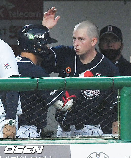 5회초 두산 선두타자로 나온 김재환이 중월 솔로 홈런을 날린 후 덕아웃에서 선발 플렉센과 하이파이브를 하고 있다./ rumi@osen.co.kr