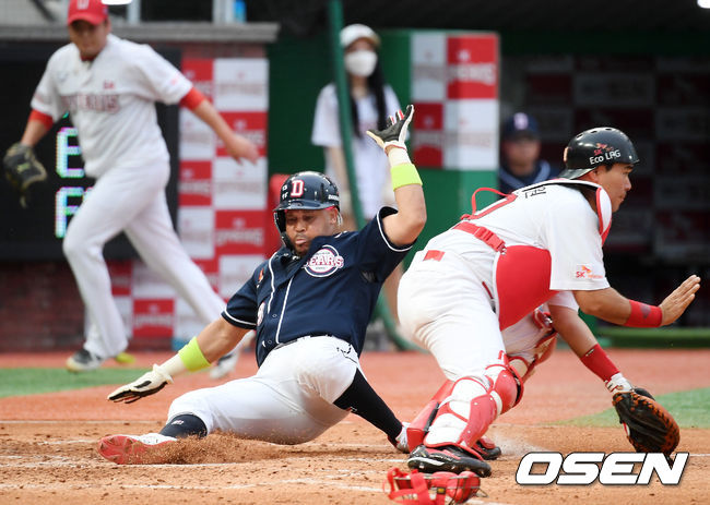 3회초 무사 주자 주자 1루 두산 박건우의 좌중간 1타점 적시 2루타를 때 페르난데스가 홈으로 몸을 날려 세이프 되고 있다./ rumi@osen.co.kr