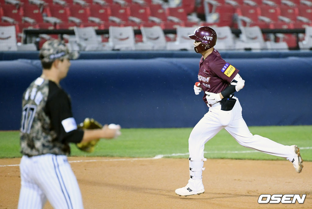 6회초 키움 선두타자 김하성이 달아나는 좌중월 솔로 홈런을 때려낸 뒤 베이스를 돌고 있다. /cej@osen.co.kr 