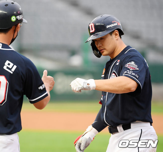 3회초 무사 주자 주자 2루 두산 김재환이 좌중간 1타점 적시타를 날린 후 1루에서 고영민 코치와 하이파이브를 하고 있다./ rumi@osen.co.kr