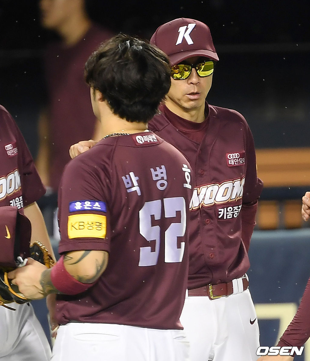 경기 종료 후 키움 손혁 감독이 박병호와 승리를 기뻐하고 있다. /cej@osen.co.kr 