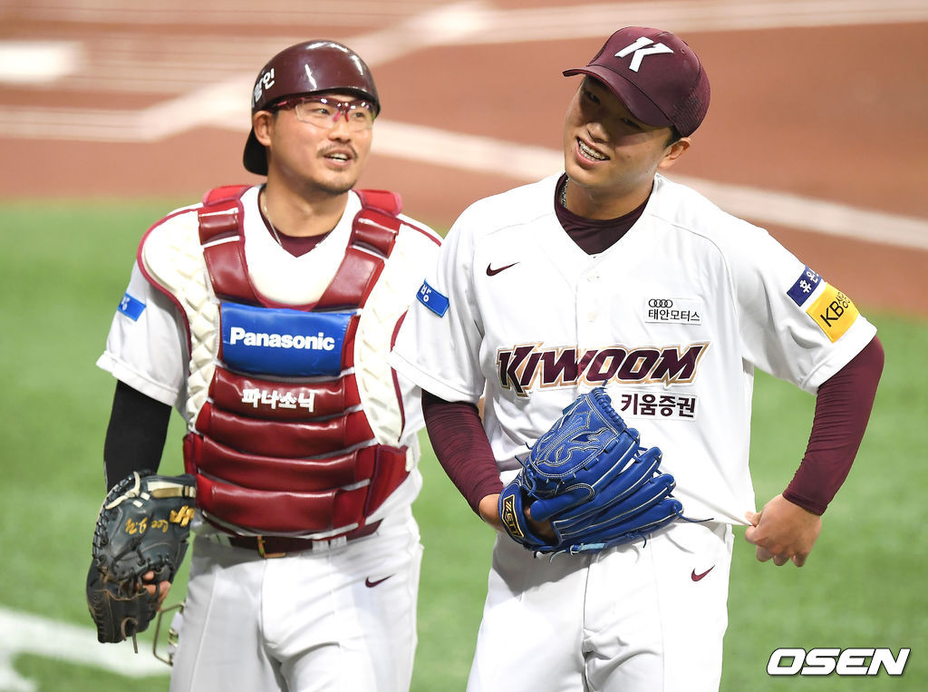 키움 이승호 이지영과 이야기를 나누고 있다. /youngrae@osen.co.kr 