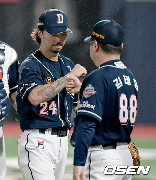 경기 종료 후 오재원과 김태형 감독이 하이파이브를 하고 있다./ksl0919@osen.co.kr