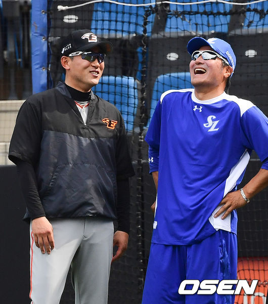 경기에 앞서 한화 최원호 감독대행, 삼성 최태원 코치가 이야기를 나누며 즐거워하고 있다. /jpnews@osen.co.kr