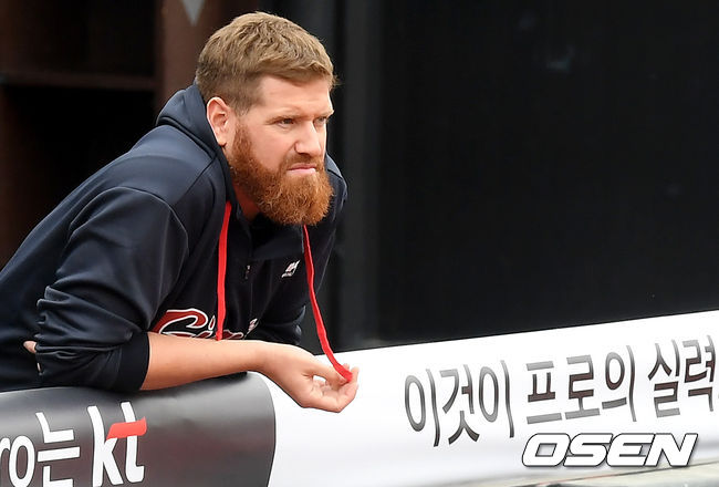 스트레일리가 훈련 중인 KT 선수들을 지켜보고 있다. /cej@osen.co.kr