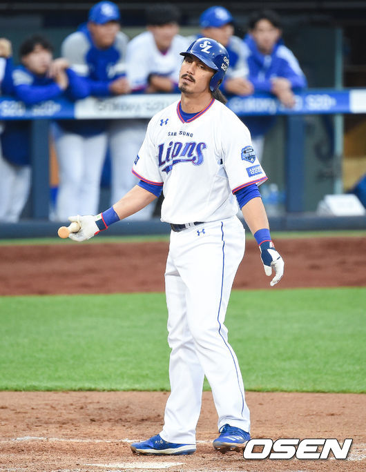 6회말 1사 3루 삼성 살라디노가 헛스윙 삼진 아웃된뒤 아쉬워하고 있다.  /   soul1014@osen.co.kr