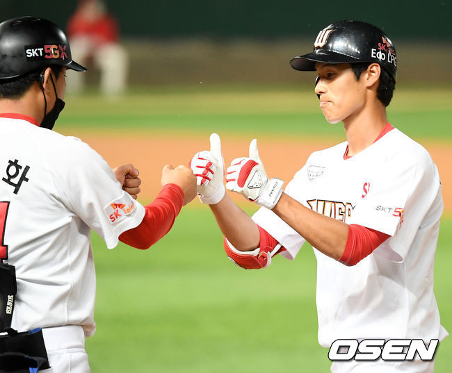 23일 오후 인천 SK행복드림구장에서 ‘2020 신한은행 SOL KBO리그’ SK 와이번스와 두산 베어스의 경기가 열렸다.9회말 2사 주자 1루 SK 김경호가 우중간 안타를 날린 후 1루에서 기뻐하고 있다./ rumi@osen.co.kr