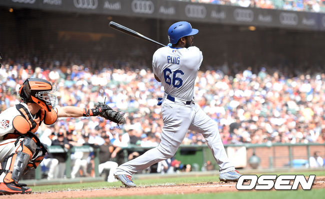 2회초 무사 선두타자로 나선 다저스 야시엘 푸이그가 달아나는 솔로포를 날리고 있다. /dreamer@osen.co.kr