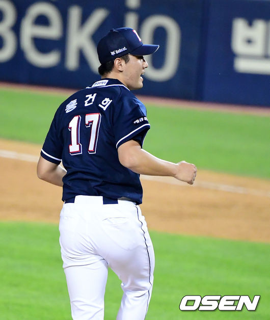 두산 홍건희가 경기를 마치고 승리를 기뻐하고 있다. /jpnews@osen.co.kr