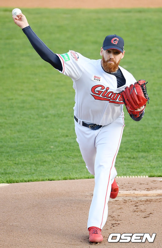 롯데 선발 스트레일리가 힘차게 공을 뿌리고 있다. / rumi@osen.co.kr