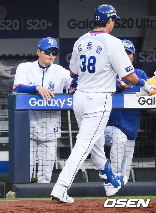 6회말 선두타자 김동엽이 솔로홈런을 날리고 허삼영 감독과 하이파이브를 하고 있다. / soul1014@osen.co.kr