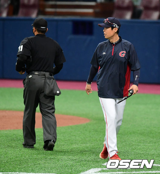 7회초 2사 1루에서 롯데 허문회 감독이 박종철 구심과 이야기를 나눈뒤 더그아웃으로 향하고 있다. /jpnews@osen.co.kr 