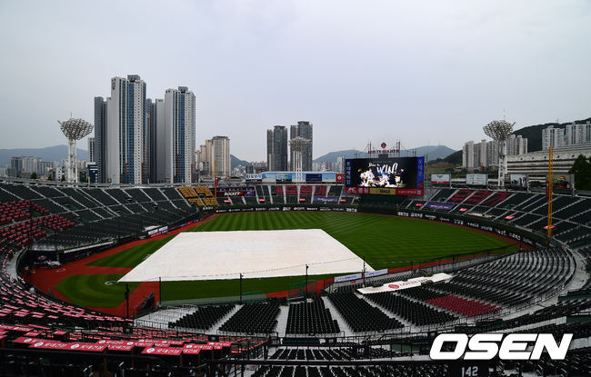 그라운드에 대형 방수포가 덮혀져 있다. /jpnews@osen.co.kr