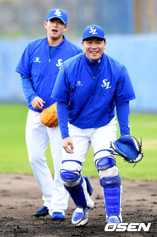 삼성 투수 강민호와 포수 강민호가 수비 연습을 하고 있다. /dreamer@osen.co.kr
