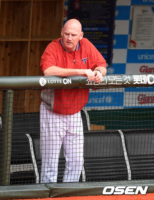 KIA 윌리엄스 감독이 그라운드를 바라보고 있다. /jpnews@osen.co.kr