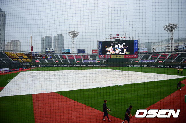 25일 부산 사직구장에서 열릴 예정이던 KIA와 롯데의 더블헤더 1차전이 우천 취소됐다. /jpnews@osen.co.kr