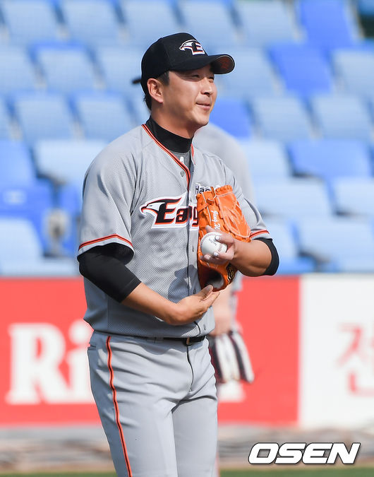 7회말 무사 1,2루 유장혁에게 2타점 적시 2루타를 허용한 정우람이 아쉬워하고 있다. /  soul1014@osen.co.kr