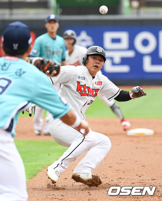 25일 오후 수원KT위즈파크에서 KBO리그 KT 위즈와 NC 다이노스의 더블헤더 1차전 경기가 진행됐다.3회말 1사 1,2루 KT 강백호의 타석 1루 주자 조용호가 견제사 당하고 있다. /soul1014@osen.co.kr