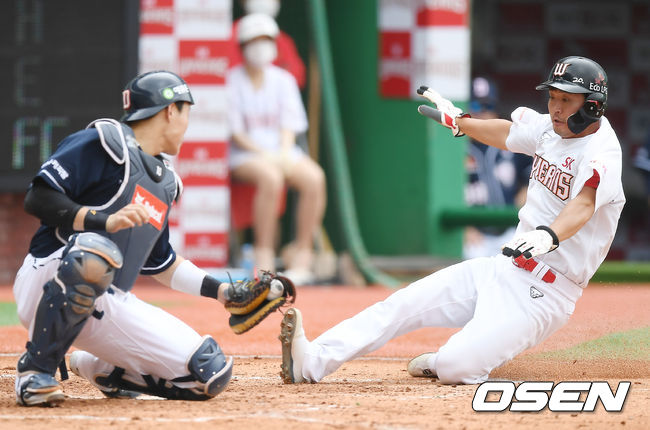 25일 오후 인천 SK행복드림구장에서 '2020 신한은행 SOL KBO리그' SK 와이번스와 두산 베어스의 경기가 열렸다.3회말 1사 만루 SK 김성현이 최정의 우익수 뜬공때 홈으로 쇄도하다 아웃당하고 있다. /youngrae@osen.co.kr