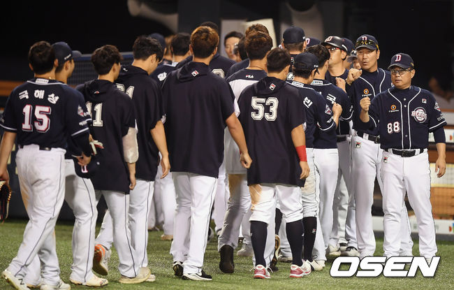 두산이 타선이 대폭발하며 LG에 대승을 거뒀다. 두산은 19일 서울 잠실구장에서 열린 2020 KBO리그 LG와의 경기에서 20안타를 폭발시키며 18-10으로 승리했다. 1회 5득점, 2회 8득점하며 일찌감치 승기를 잡았다. 선발 타자 전원 안타를 기록했고, 중심타선 박건우(3타점) 김재환(2타점) 최주환(3타점)이 제 몫을 했다. 승리를 거둔 두산 김태형 감독과 선수들이 세레머니를 하고 있다. /youngrae@osen.co.kr