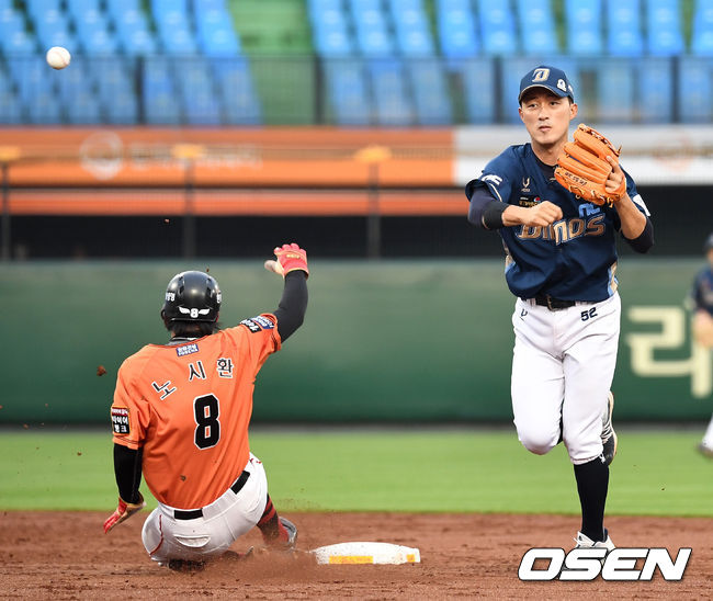 2회말 1사 만루 상황 한화 최재훈의 병살타 때 NC 유격수 노진혁이 주자 노시환을 포스아웃 시킨 뒤 1루로 송구하고 있다. / dreamer@osen.co.kr
