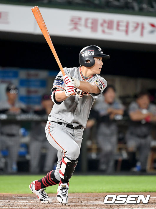 감독을 바꿨지만 치욕의 15연패를 피하지 못했다. 10명의 선수들을 2군에 내려보내는 충격 요법도 통하지 않았다. 한화가 또 졌다. 9일 사직 롯데전에서 3-9로 패했다. 이로써 지난 1986년 창단 이후 최초로 15연패 불명예 역사를 썼다. 1982년 원년 삼미가 기록한 KBO리그 역대 최다 18연패도 가시권에 들어왔다. 7회초 2사 만루 한화 정은원이 2타점 적시 1루타를 날리고 있다./ksl0919@osen.co.kr