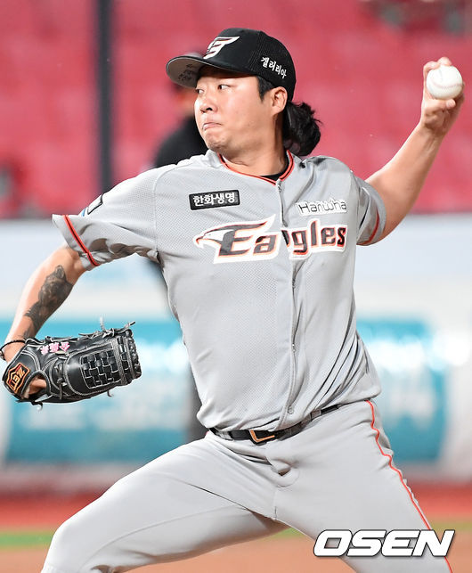 4회말 1사 주자 1,3루 KT 김민혁 타석에서 마운드에 오른 한화 김범수가 힘차게 공을 뿌리고 있다. /rumi@osen.co.kr