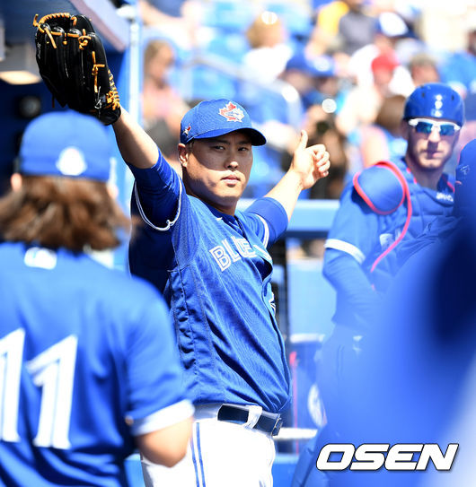 토론토 선발 류현진이 1회초 등판을 준비하며 기지개를 켜고 있다. /dreamer@osen.co.kr