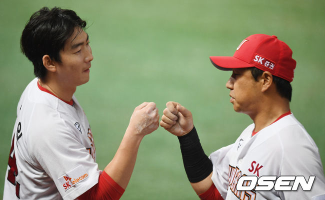 25일 오후 인천 SK행복드림구장에서 '2020 신한은행 SOL KBO리그' SK 와이번스와 두산 베어스의 더블헤더 2차전 경기가 열렸다.6회초 2사 1,2루 SK 문승원이 이닝을 마친 뒤 김강민과 주먹을 맞대고 있다. /youngrae@osen.co.kr
