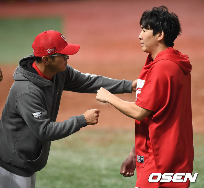 SK는 25일 인천 SK행복드림구장에서 열린 두산과의 더블헤더 2차전에서 7-0으로 승리했다. 승리를 거둔 SK 박경완 코치가 문승원과 주먹을 맞대고 있다. /youngrae@osen.co.kr