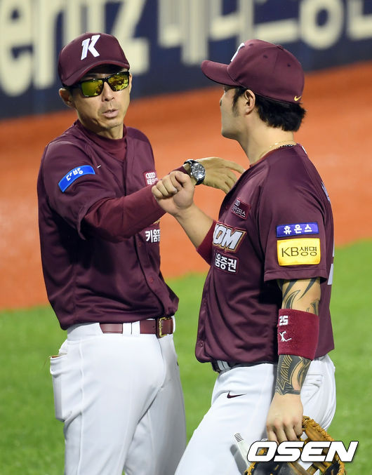 경기 종료 후 키움 손혁 감독이 박병호와 승리를 기뻐하고 있다. /cej@osen.co.kr 