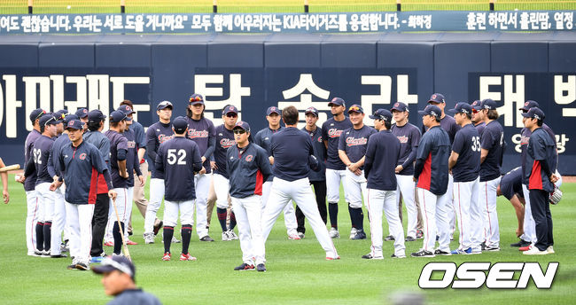 훈련을 앞두고 롯데 선수들이 외야에 모여 미팅을 하고 있다. / dreamer@osen.co.kr