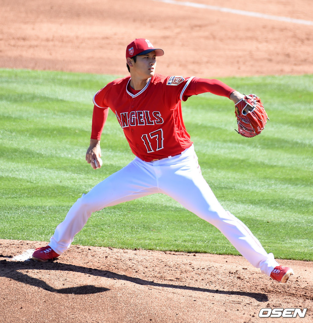 25일(한국시간) 미국 애리조나주 템피의 디아블로 스타디움에서 열린 '2018 메이저리그 시범경기' LA 에인절스와 밀워키 브루어스의 경기, 에인절스 오타니가 역투하고 있다. /jpnews@osen.co.kr