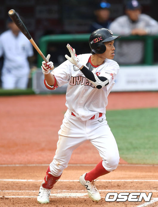 25일 오후 인천 SK행복드림구장에서 '2020 신한은행 SOL KBO리그' SK 와이번스와 두산 베어스의 경기가 열렸다.6회말 무사 SK 김경호가 안타를 때려내고 있다. /youngrae@osen.co.kr