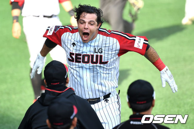5월 24일 KT전에서 9회말 역전 끝내기 만루포를 터뜨린 LG 라모스가 이병규 코치와 기뻐하고 있다. / dreamer@osen.co.kr