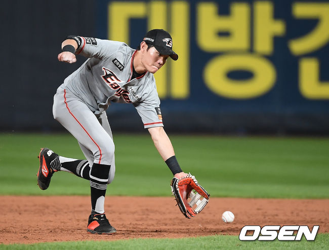 한화 강경학이 내야 땅볼을 잡아내고 있다. / youngrae@osen.co.kr