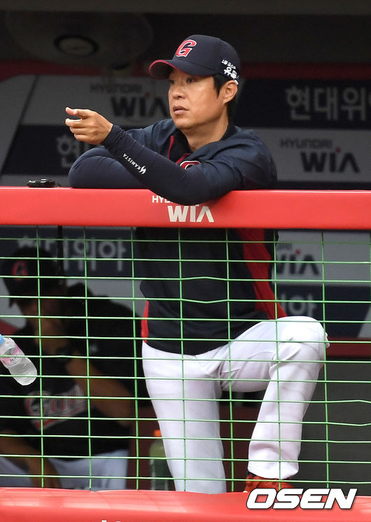 2회말 무사 만루 때 롯데 허문회 감독이 코치진에게 마운드 방문을 주문하고 있다. /dreamer@osen.co.kr