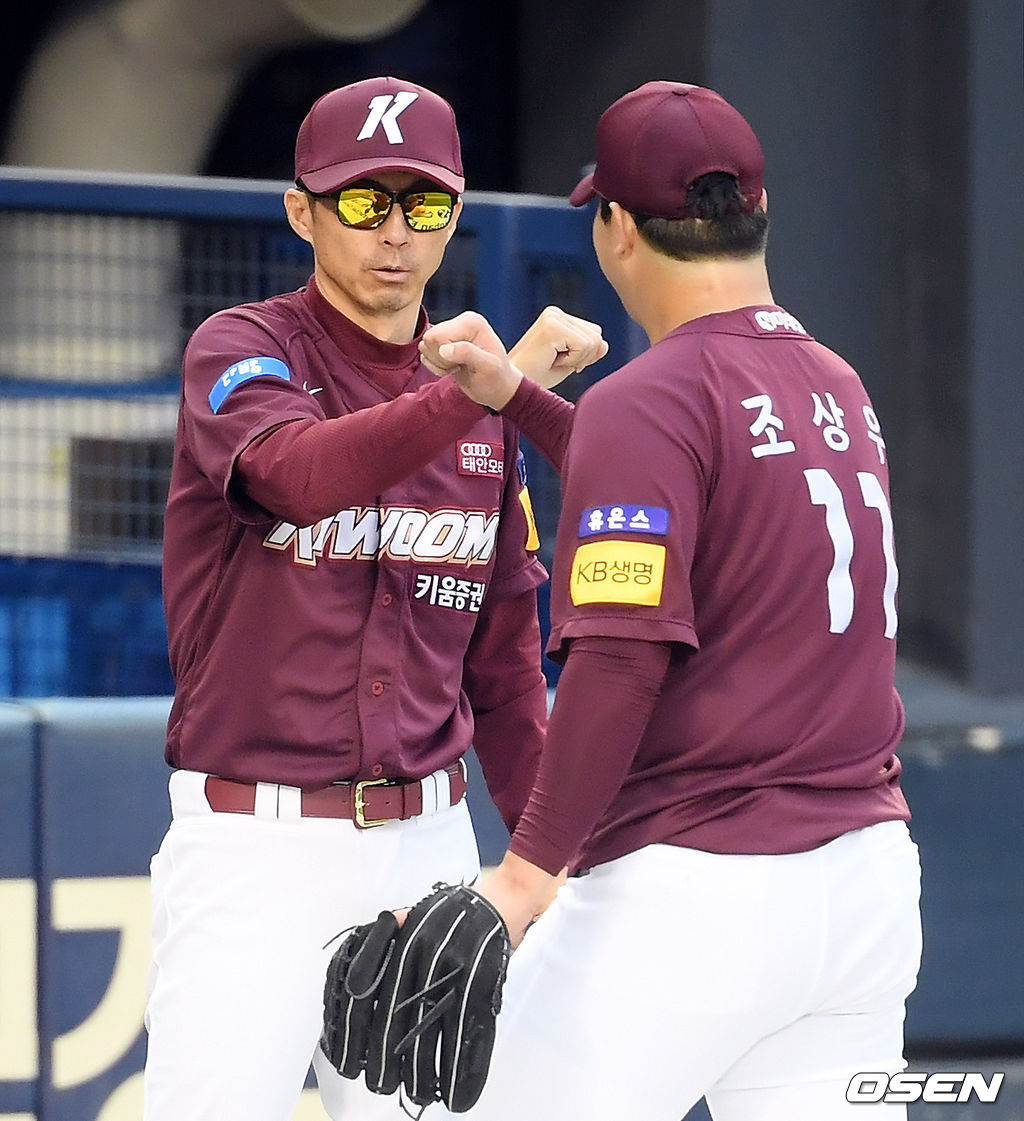 키움 히어로즈가 7연승을 질주하며 더블헤더 첫 경기를 챙겼다. LG 트윈스는 5연패에 빠졌다. 키움은 25일 서울 잠실구장에서 열린 ‘2020 신한은행 SOL KBO리그’ LG와의 더블헤더 1차전에서 5-2로 승리했다. 경기 종료 후 키움 손혁 감독과 조상우가 기뻐하고 있다. /cej@osen.co.kr