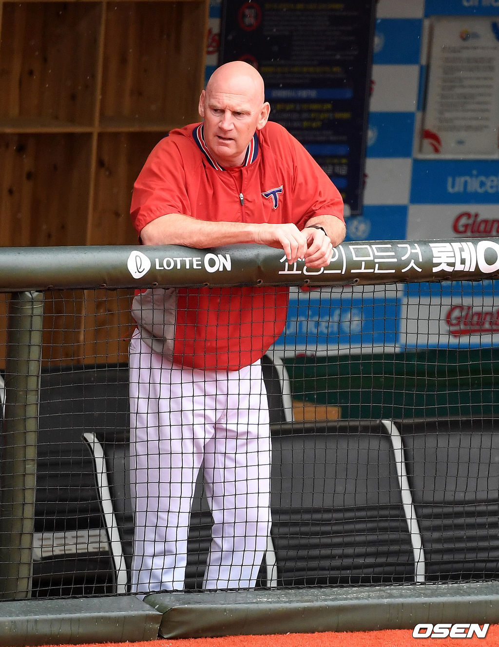 KIA 윌리엄스 감독이 그라운드를 바라보고 있다. /jpnews@osen.co.kr