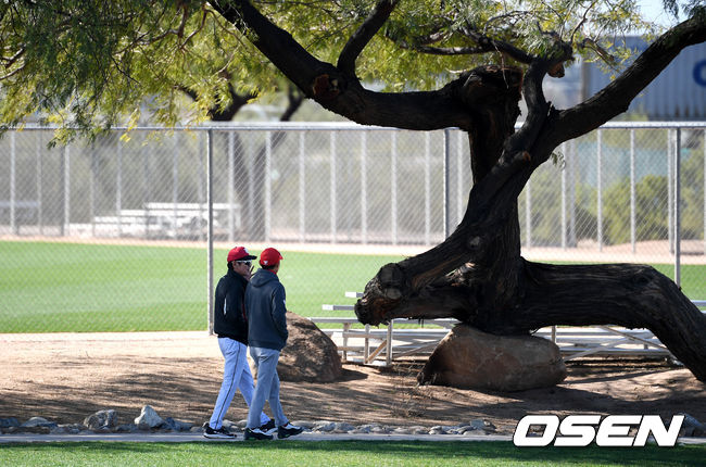 26일(한국시간) 미국 애리조나 투산 키노 스포츠콤플렉스에 스프링캠프를 차린 KT 위즈. 이강철 감독과 SK 염경엽 감독이이야기를 나누고 있다. /jpnews@osen.co.kr