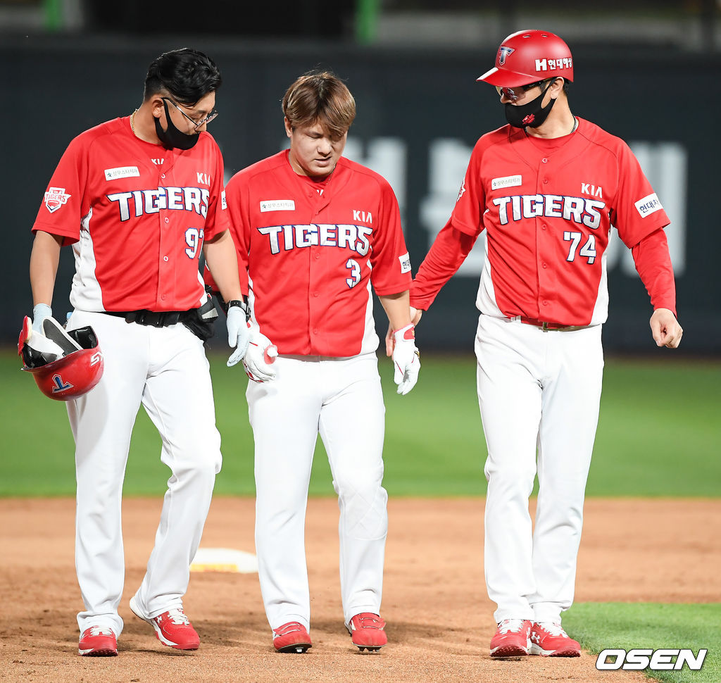9일 오후 경기도 수원시 수원KT위즈파크에서 KBO리그 KT 위즈와 KIA 타이거즈의 경기가 진행됐다.5회초 2사 2,3루 KIA 김선빈이 2타점 적시타를 날린뒤 햄스트링 부상으로 교체되고 있다. /   soul1014@osen.co.kr