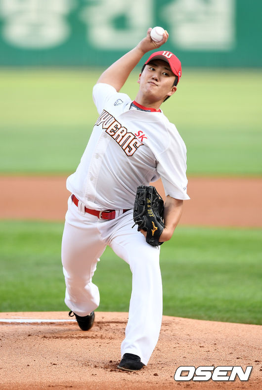 26일 오후 인천 SK행복드림구장에서 ‘2020 신한은행 SOL KBO 리그’ SK 와이번스와 LG 트윈스의 경기가 열렸다.1회초 무사에서 SK 선발투수 이건욱이 역투하고 있다./sunday@osen.co.kr