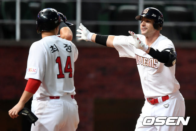 6회말 무사 1,2루에서 SK 로맥이 중월 스리런 홈런을 치고 홈에서 최정과 환호하고 있다./sunday@osen.co.kr