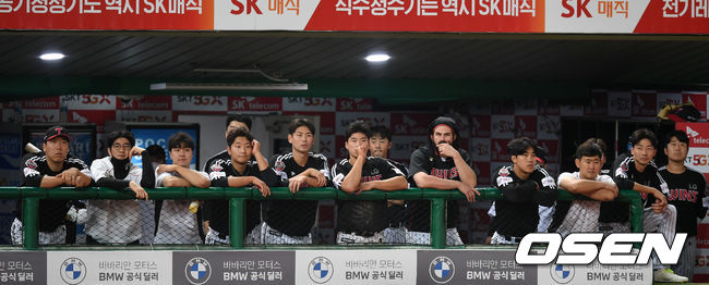 SK는 26일 인천 SK행복드림구장에서 열린 2020시즌 KBO리그 LG와의 경기에서 7-0으로 승리했다. SK 선발 이건욱은 6이닝 동안 볼넷 3개, 몸에 맞는 볼 1개만 허용하고 단 1개의 안타도 허용하지 않고 노히트를 기록했다. 시즌 2승째. 로맥은 시즌 8호 스리런 홈런을 터뜨렸다.9회초 LG 선수들이 경기를 바라보고 있다./sunday@osen.co.kr