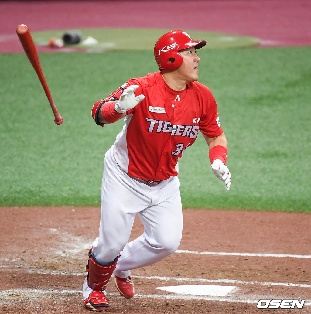 3회초 2사 만루 KIA 최형우가 역전 만루홈런을 날리고 있다.  /soul1014@osen.co.kr