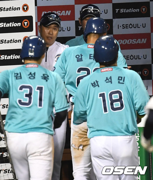 9회초 무사 만루 상황 NC 박민우의 싹쓸이 우중간 3타점 3루타 때 홈을 밟은 알테어-김성욱-박석민이 이동욱 감독과 인사를 나누고 있다. / dreamer@osen.co.kr