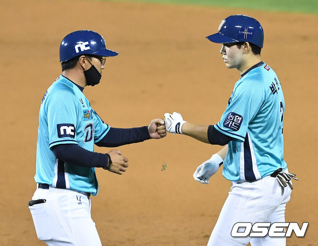8회초 무사 2루 상황 NC 박민우가 번트 안타로 1루에 안착한 뒤 이종욱 코치와 인사를 나누고 있다. / dreamer@osen.co.kr