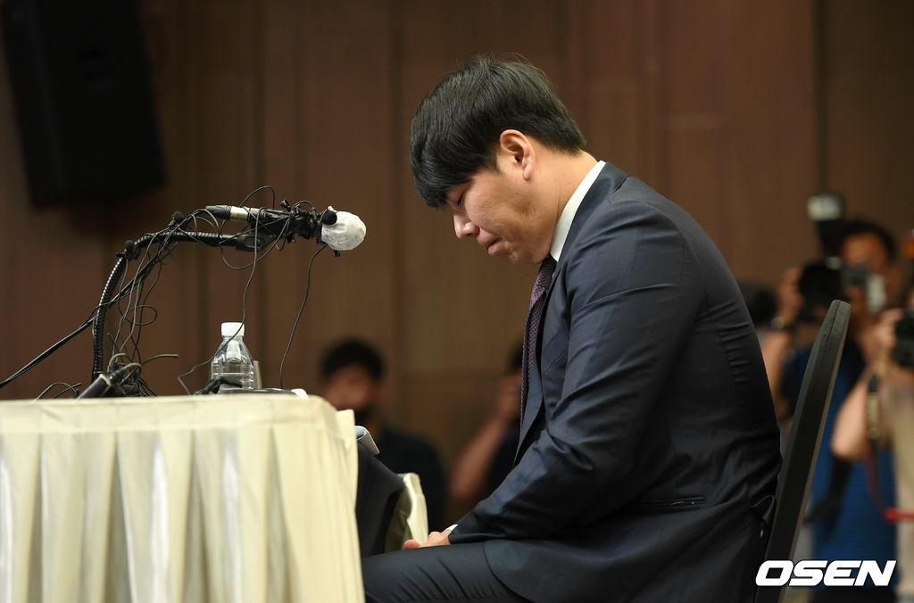 KBO리그 복귀를 타진하는 전 메이저리거 강정호가 23일 오후 서울 스탠포드호텔 서울에서 기자회견을 통해 음주운전 관련 논란에 대해 입장을 밝혔다.강정호가 취재진의 질문을 듣고 있다. /sunday@osen.co.kr