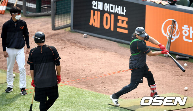 경기를 앞두고 한화 김태균이 고무 밴드를 묶은 채 타격 연습을 하고 있다. / dreamer@osen.co.kr